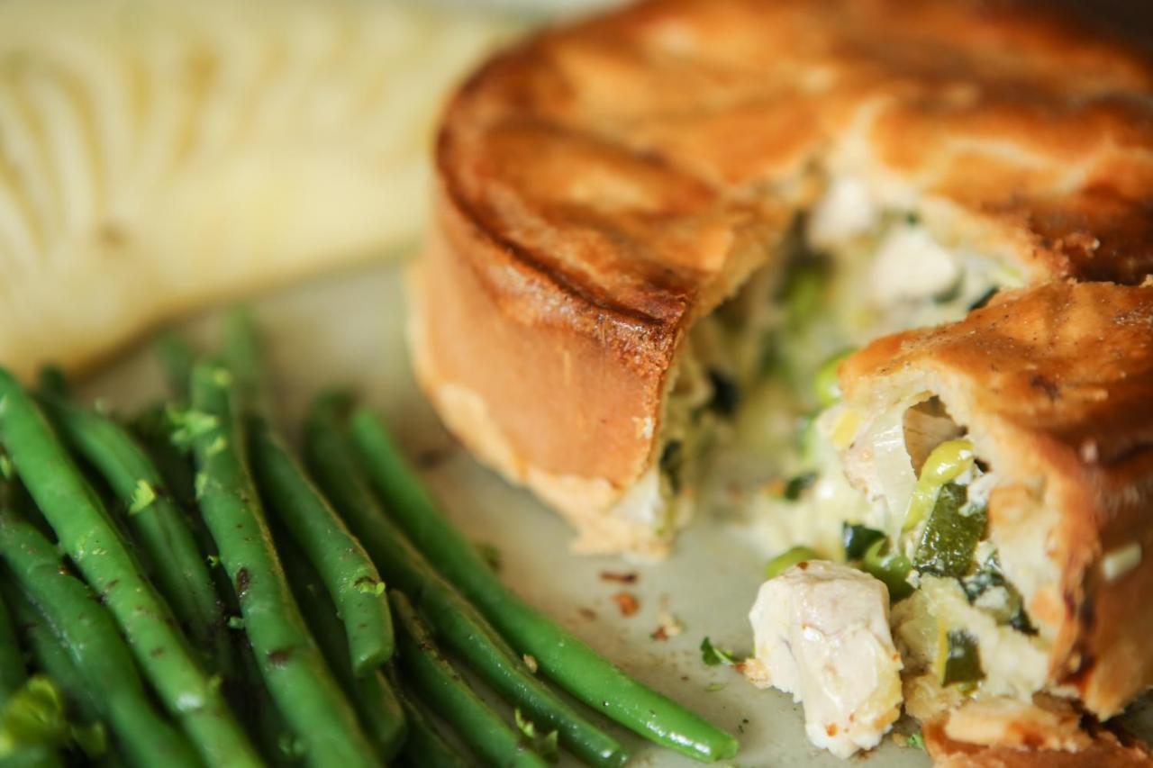 Bed and Breakfast Mount Edgcumbe Royal Tunbridge Wells Exterior foto Quiche with green beans