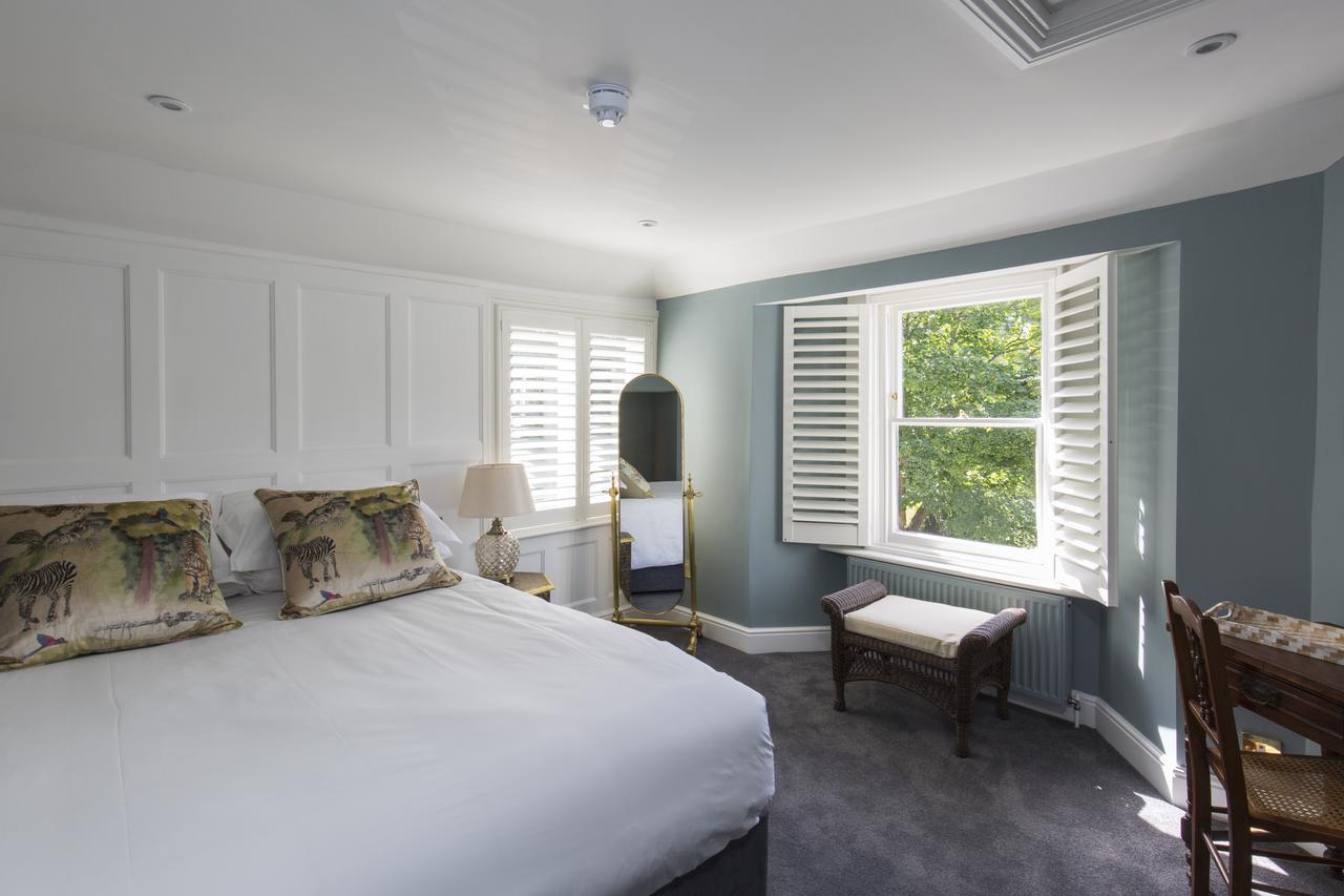 Bed and Breakfast Mount Edgcumbe Royal Tunbridge Wells Exterior foto A bedroom at The Old parsonage
