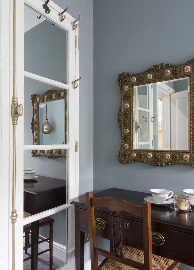 Bed and Breakfast Mount Edgcumbe Royal Tunbridge Wells Exterior foto A mirror in a home