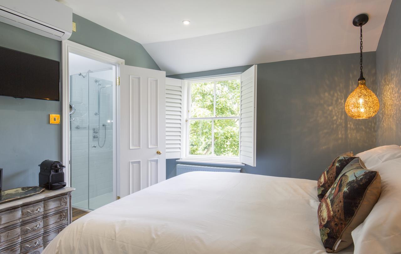 Bed and Breakfast Mount Edgcumbe Royal Tunbridge Wells Exterior foto A bedroom at The Old Bank