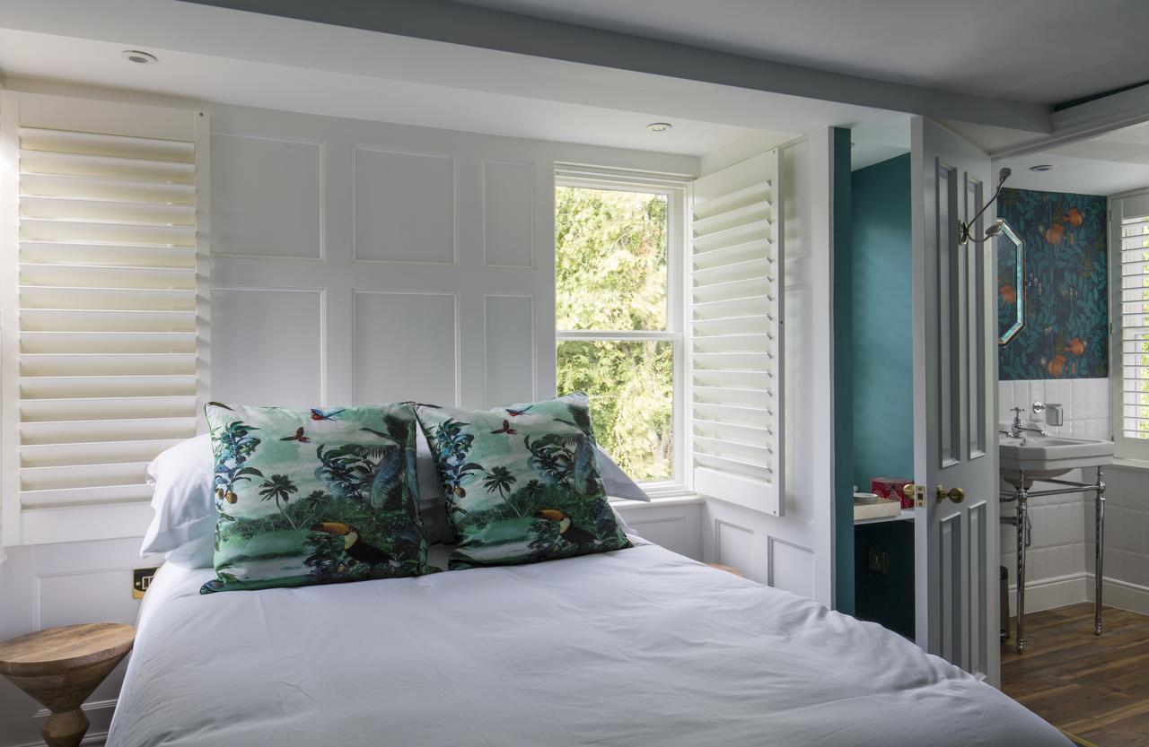 Bed and Breakfast Mount Edgcumbe Royal Tunbridge Wells Exterior foto A bedroom at The Swan