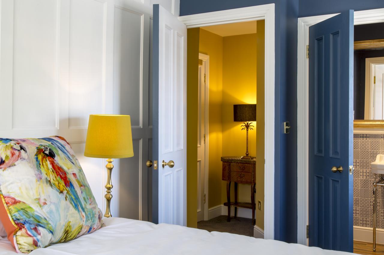 Bed and Breakfast Mount Edgcumbe Royal Tunbridge Wells Exterior foto A bedroom at The Old Bank Hotel