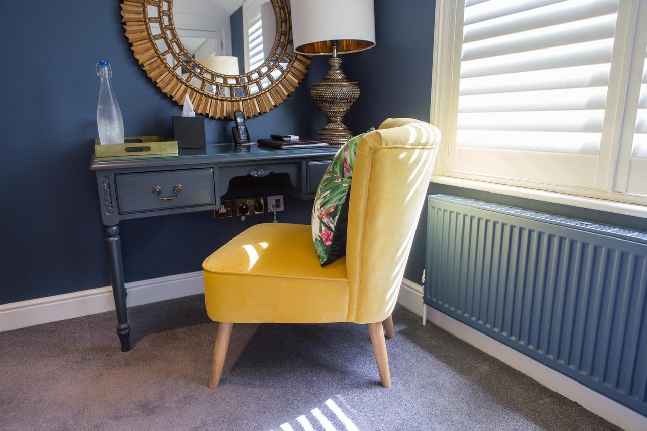Bed and Breakfast Mount Edgcumbe Royal Tunbridge Wells Exterior foto A radiator in a home