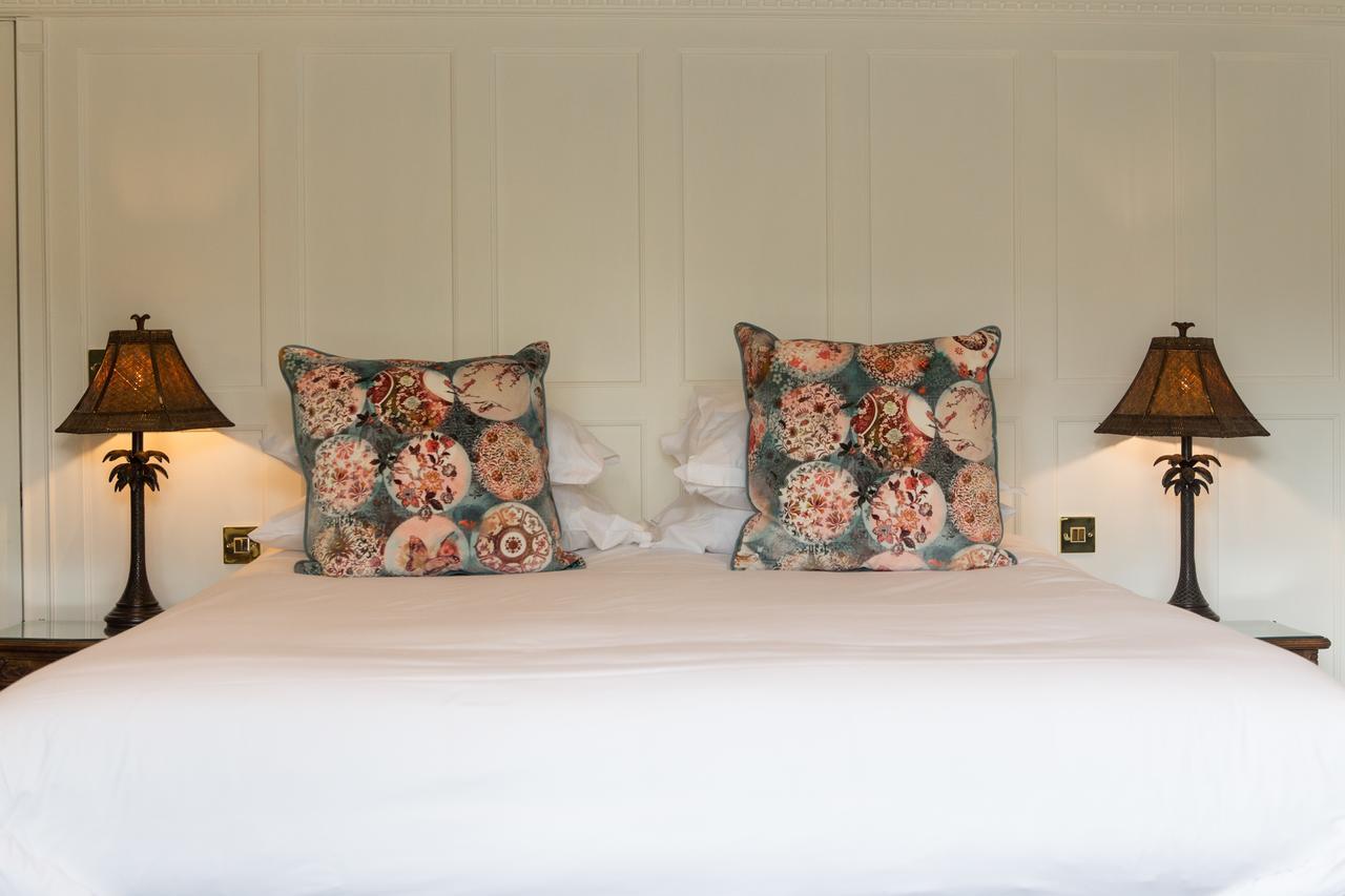 Bed and Breakfast Mount Edgcumbe Royal Tunbridge Wells Exterior foto A bed with cushions