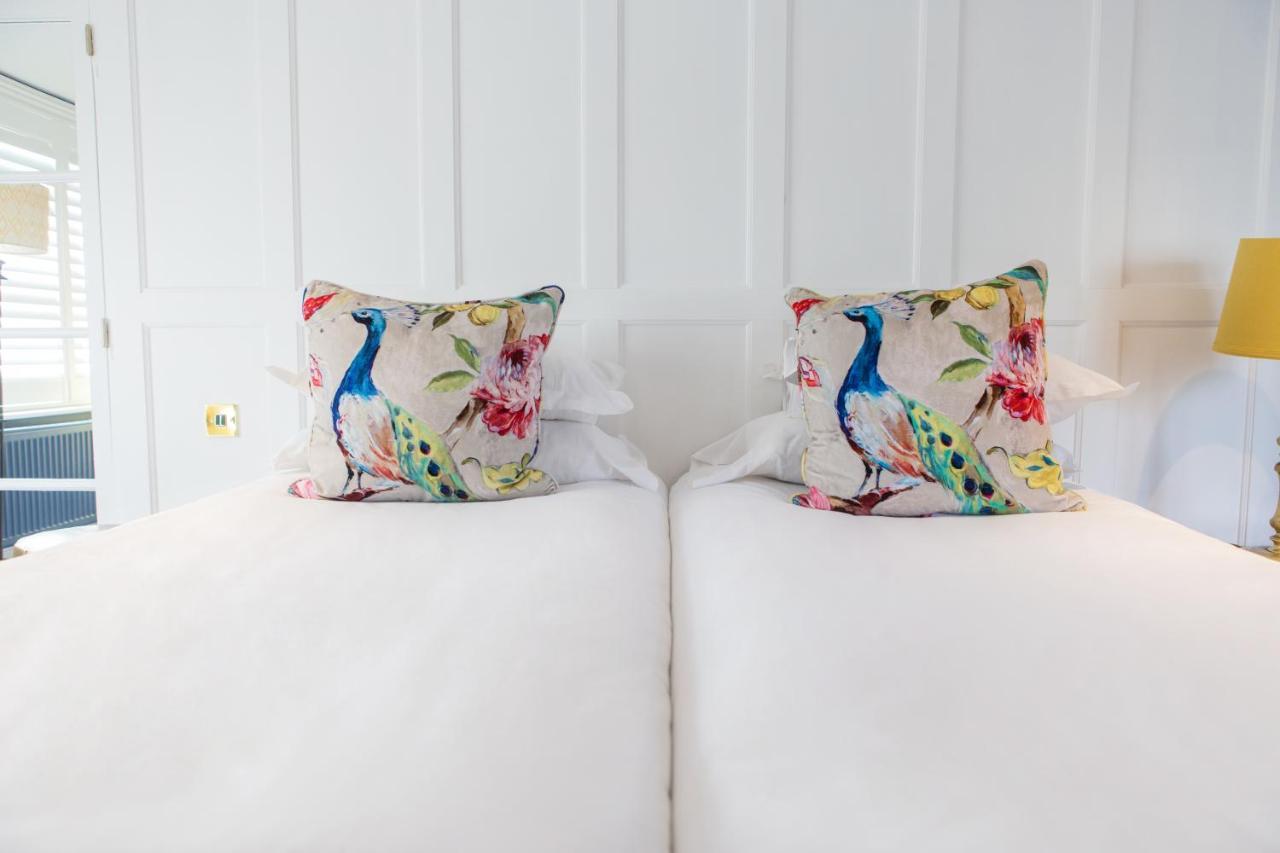 Bed and Breakfast Mount Edgcumbe Royal Tunbridge Wells Exterior foto Cushions on a bed