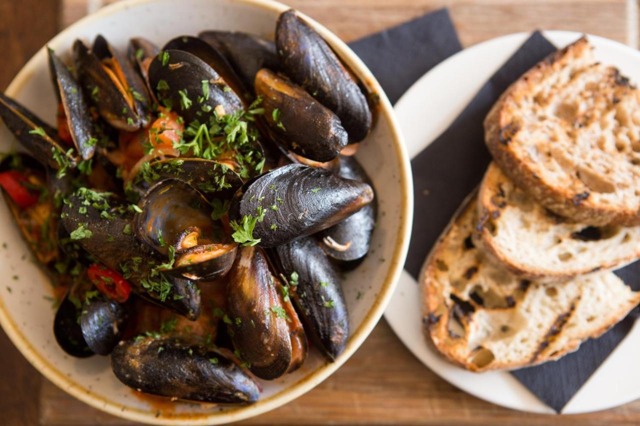 Bed and Breakfast Mount Edgcumbe Royal Tunbridge Wells Exterior foto Mussels with bread