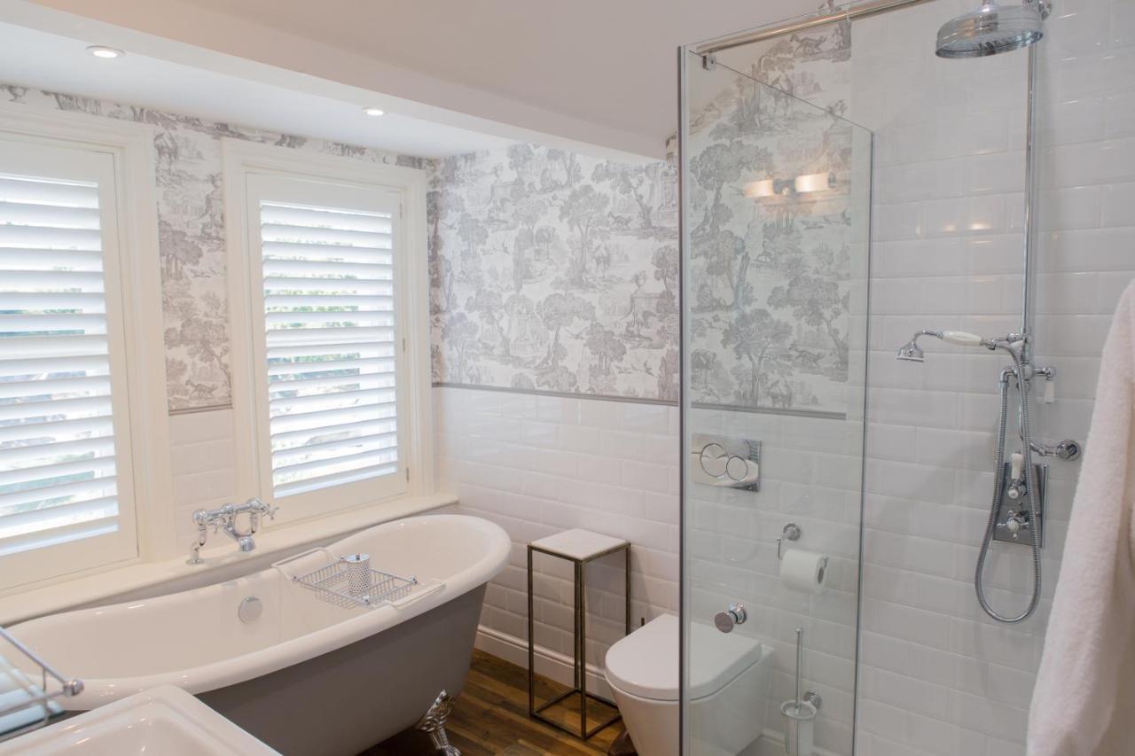 Bed and Breakfast Mount Edgcumbe Royal Tunbridge Wells Exterior foto Bathroom with shower enclosure