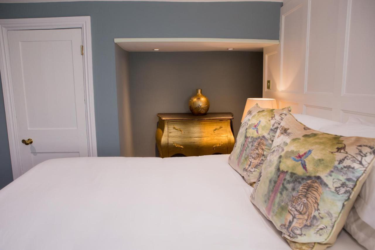 Bed and Breakfast Mount Edgcumbe Royal Tunbridge Wells Exterior foto A bedroom at the hotel