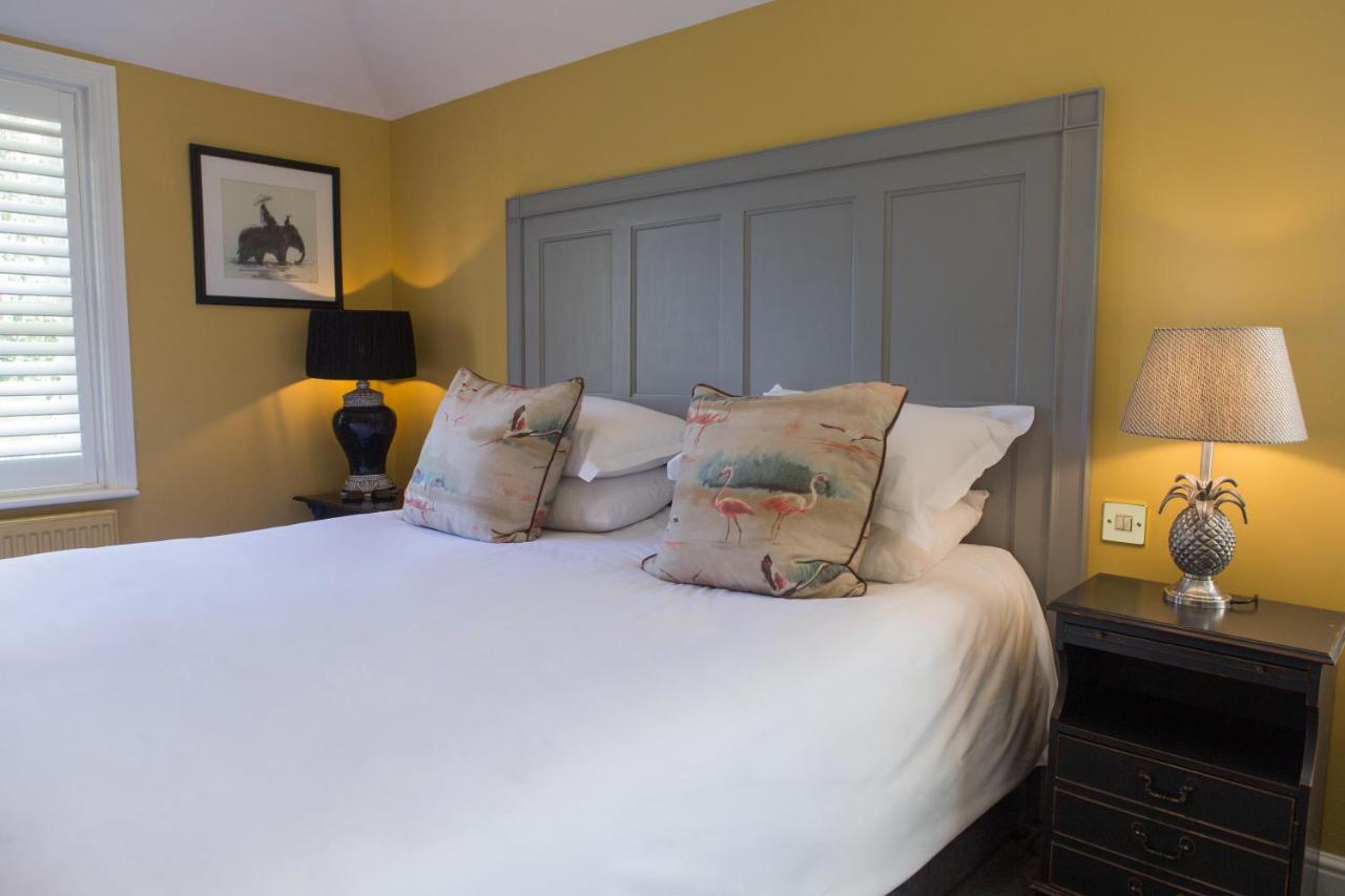 Bed and Breakfast Mount Edgcumbe Royal Tunbridge Wells Exterior foto A bedroom at the hotel