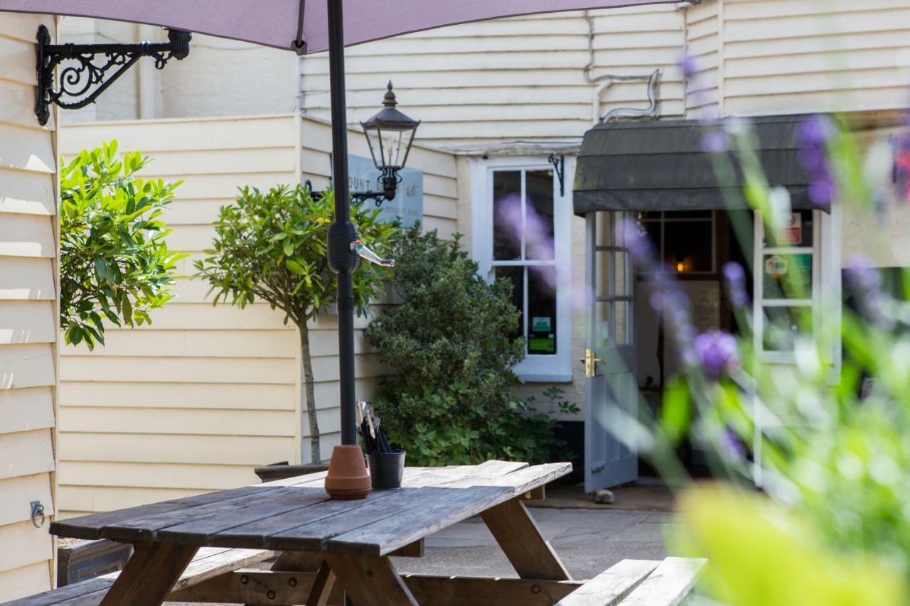 Bed and Breakfast Mount Edgcumbe Royal Tunbridge Wells Exterior foto The entrance to the pub